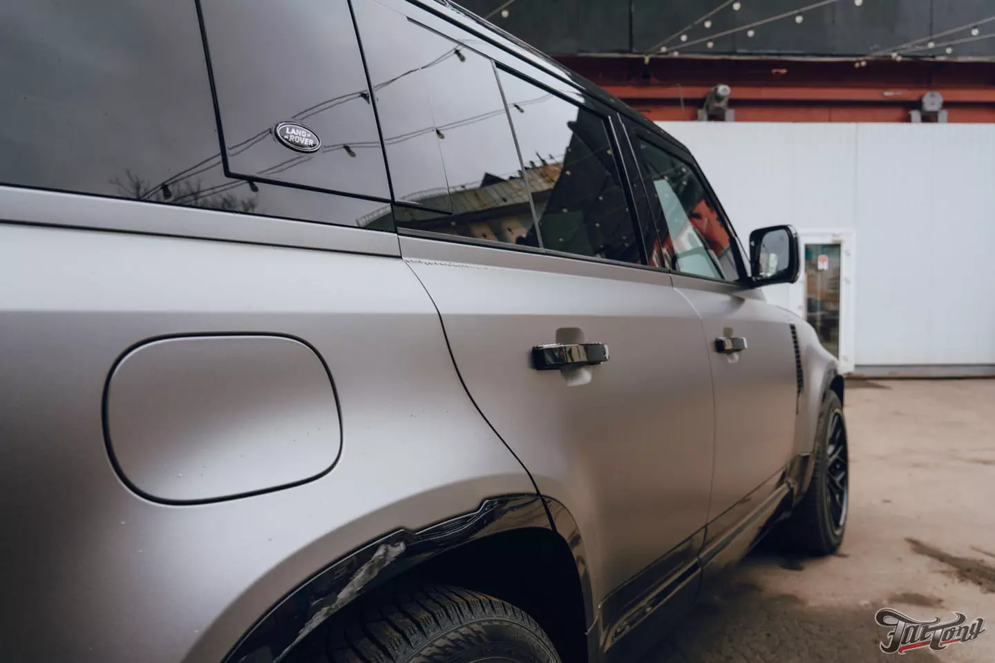 Необычный дизайн для Land Rover Defender! Оклейка в черный глянец+серый мат. Шумоизоляция дверей и Шиномонтаж на вибростенде на стендах Hunter